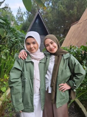 Prilly Latuconsina Instagram - Disclaimer dulu: Hanya Namamu Dalam Doaku bukan film religi. Kami tidak mengajarkan agama lewat film ini. Ini adalah drama keluarga yang kami kemas dengan hangat, menyentuh, dan penuh makna.
Namun, saat melakukan special screening bersama beberapa komunitas, kami justru mendapatkan respon luar biasa! Bahkan, pesan kunci yang ada dalam film ini menjadi bahan diskusi di beberapa kajian.
Sebelumnya, kami sempat berbincang bersama Ustadz @salimafillah_official, dan kali ini kami berkesempatan berdialog dengan Ustadzah @haneenakira untuk membahas tema berumah tangga — dari sudut pandang suami, istri, hingga anak.
Terima kasih atas apresiasi dan sambutan hangatnya. Semoga nilai-nilai yang kami coba sampaikan bisa menyentuh hati para penonton, dan memberikan makna baru dalam memaknai keluarga.
🎬 Hanya Namamu Dalam Doaku
🗓️ 21 Agustus 2025
📍 Hanya di Bioskop