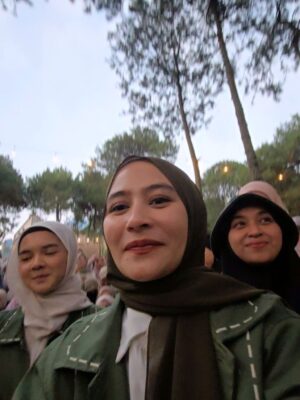 Prilly Latuconsina Instagram - Disclaimer dulu: Hanya Namamu Dalam Doaku bukan film religi. Kami tidak mengajarkan agama lewat film ini. Ini adalah drama keluarga yang kami kemas dengan hangat, menyentuh, dan penuh makna. 

Namun, saat melakukan special screening bersama beberapa komunitas, kami justru mendapatkan respon luar biasa! Bahkan, pesan kunci yang ada dalam film ini menjadi bahan diskusi di beberapa kajian. 

Sebelumnya, kami sempat berbincang bersama Ustadz @salimafillah_official, dan kali ini kami berkesempatan berdialog dengan Ustadzah @haneenakira untuk membahas tema berumah tangga — dari sudut pandang suami, istri, hingga anak. 

Terima kasih atas apresiasi dan sambutan hangatnya. Semoga nilai-nilai yang kami coba sampaikan bisa menyentuh hati para penonton, dan memberikan makna baru dalam memaknai keluarga. 

🎬 Hanya Namamu Dalam Doaku
🗓️ 21 Agustus 2025
📍 Hanya di Bioskop