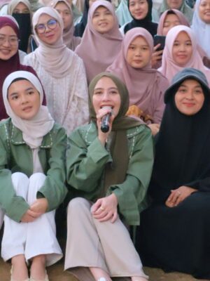 Prilly Latuconsina Instagram - Disclaimer dulu: Hanya Namamu Dalam Doaku bukan film religi. Kami tidak mengajarkan agama lewat film ini. Ini adalah drama keluarga yang kami kemas dengan hangat, menyentuh, dan penuh makna. 

Namun, saat melakukan special screening bersama beberapa komunitas, kami justru mendapatkan respon luar biasa! Bahkan, pesan kunci yang ada dalam film ini menjadi bahan diskusi di beberapa kajian. 

Sebelumnya, kami sempat berbincang bersama Ustadz @salimafillah_official, dan kali ini kami berkesempatan berdialog dengan Ustadzah @haneenakira untuk membahas tema berumah tangga — dari sudut pandang suami, istri, hingga anak. 

Terima kasih atas apresiasi dan sambutan hangatnya. Semoga nilai-nilai yang kami coba sampaikan bisa menyentuh hati para penonton, dan memberikan makna baru dalam memaknai keluarga. 

🎬 Hanya Namamu Dalam Doaku
🗓️ 21 Agustus 2025
📍 Hanya di Bioskop