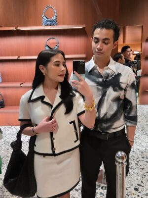Prilly Latuconsina Instagram - Slide 1: Sama ka Gigi yang netizen suka bilang kita mirip (fun fact: dulu pernah ada yg minta foto sama aku ngiranya aku ka Gigi 😅)
Slide 2&3: Sama pacarku yang netizen bilang mirip juga. Pernah dikira adek kaka pas diving bareng.
Slide 4: Yang ini ga mungkin dibilang mirip karena perbedaan tingginya pun bagai langit dan bumi HAHAHAH but it was nice meeting you @dew_jsu
Slide 5&6: new Bottega Veneta collection. New Season, same obsession. Congrats on the reopening! ❤️