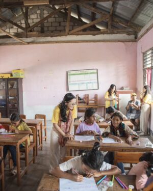 Prilly Latuconsina Instagram - Foto ini diambil saat aku mengajar di SD Inpres Soe Un Desa Kuatae NTT ❤️
Sebelum kerusuhan pecah, sebelum hiruk-pikuk mengguncang.
Semakin jauh aku melangkah, semakin terbuka mataku melihat wajah lain dari negeri ini.
Di balik alam yang begitu indah membentang, ada suara-suara yang tak terdengar, ada hak-hak yang direnggut diam-diam.
Namun dengan segala keterbatasan, saat aku bertanya apa mimpi mereka, semuanya menjawab dengan penuh semangat. Ada yang bermimpi menjadi Dokter, Perawat, Pemain Bola hingga Astronout.
Sungguh semangat mereka langsung menular ke dalam diri ini.
Sejak mata ini melihat sisi yang jarang terlihat, aku jadi malu untuk mengeluh tentang hidup.
Di pelosok, ada begitu banyak senyuman yang lahir di atas ketidakadilan.
Semoga setiap harapan di balik senyuman itu tak pernah padam—hingga mimpi yang terasa mustahil bisa kita wujudkan bersama.
Cepat pulih, Indonesiaku 🇮🇩
#AdoptADream