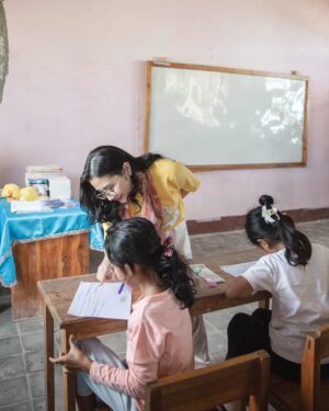 Prilly Latuconsina Instagram - Foto ini diambil saat aku mengajar di SD Inpres Soe Un Desa Kuatae NTT ❤️
Sebelum kerusuhan pecah, sebelum hiruk-pikuk mengguncang.
Semakin jauh aku melangkah, semakin terbuka mataku melihat wajah lain dari negeri ini.
Di balik alam yang begitu indah membentang, ada suara-suara yang tak terdengar, ada hak-hak yang direnggut diam-diam.
Namun dengan segala keterbatasan, saat aku bertanya apa mimpi mereka, semuanya menjawab dengan penuh semangat. Ada yang bermimpi menjadi Dokter, Perawat, Pemain Bola hingga Astronout.
Sungguh semangat mereka langsung menular ke dalam diri ini.
Sejak mata ini melihat sisi yang jarang terlihat, aku jadi malu untuk mengeluh tentang hidup.
Di pelosok, ada begitu banyak senyuman yang lahir di atas ketidakadilan.
Semoga setiap harapan di balik senyuman itu tak pernah padam—hingga mimpi yang terasa mustahil bisa kita wujudkan bersama.
Cepat pulih, Indonesiaku 🇮🇩
#AdoptADream