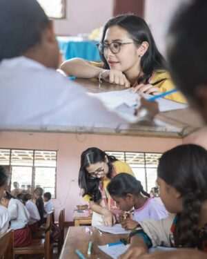 Prilly Latuconsina Instagram - Foto ini diambil saat aku mengajar di SD Inpres Soe Un Desa Kuatae NTT ❤️
Sebelum kerusuhan pecah, sebelum hiruk-pikuk mengguncang.
Semakin jauh aku melangkah, semakin terbuka mataku melihat wajah lain dari negeri ini.
Di balik alam yang begitu indah membentang, ada suara-suara yang tak terdengar, ada hak-hak yang direnggut diam-diam.
Namun dengan segala keterbatasan, saat aku bertanya apa mimpi mereka, semuanya menjawab dengan penuh semangat. Ada yang bermimpi menjadi Dokter, Perawat, Pemain Bola hingga Astronout.
Sungguh semangat mereka langsung menular ke dalam diri ini.
Sejak mata ini melihat sisi yang jarang terlihat, aku jadi malu untuk mengeluh tentang hidup.
Di pelosok, ada begitu banyak senyuman yang lahir di atas ketidakadilan.
Semoga setiap harapan di balik senyuman itu tak pernah padam—hingga mimpi yang terasa mustahil bisa kita wujudkan bersama.
Cepat pulih, Indonesiaku 🇮🇩
#AdoptADream