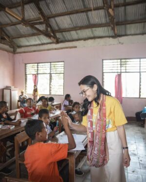 Prilly Latuconsina Instagram - Foto ini diambil saat aku mengajar di SD Inpres Soe Un Desa Kuatae NTT ❤️
Sebelum kerusuhan pecah, sebelum hiruk-pikuk mengguncang.
Semakin jauh aku melangkah, semakin terbuka mataku melihat wajah lain dari negeri ini.
Di balik alam yang begitu indah membentang, ada suara-suara yang tak terdengar, ada hak-hak yang direnggut diam-diam.
Namun dengan segala keterbatasan, saat aku bertanya apa mimpi mereka, semuanya menjawab dengan penuh semangat. Ada yang bermimpi menjadi Dokter, Perawat, Pemain Bola hingga Astronout.
Sungguh semangat mereka langsung menular ke dalam diri ini.
Sejak mata ini melihat sisi yang jarang terlihat, aku jadi malu untuk mengeluh tentang hidup.
Di pelosok, ada begitu banyak senyuman yang lahir di atas ketidakadilan.
Semoga setiap harapan di balik senyuman itu tak pernah padam—hingga mimpi yang terasa mustahil bisa kita wujudkan bersama.
Cepat pulih, Indonesiaku 🇮🇩
#AdoptADream