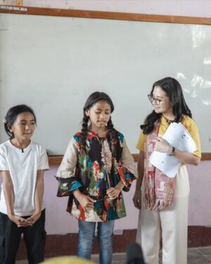 Prilly Latuconsina Instagram - Foto ini diambil saat aku mengajar di SD Inpres Soe Un Desa Kuatae NTT ❤️
Sebelum kerusuhan pecah, sebelum hiruk-pikuk mengguncang.
Semakin jauh aku melangkah, semakin terbuka mataku melihat wajah lain dari negeri ini.
Di balik alam yang begitu indah membentang, ada suara-suara yang tak terdengar, ada hak-hak yang direnggut diam-diam.
Namun dengan segala keterbatasan, saat aku bertanya apa mimpi mereka, semuanya menjawab dengan penuh semangat. Ada yang bermimpi menjadi Dokter, Perawat, Pemain Bola hingga Astronout.
Sungguh semangat mereka langsung menular ke dalam diri ini.
Sejak mata ini melihat sisi yang jarang terlihat, aku jadi malu untuk mengeluh tentang hidup.
Di pelosok, ada begitu banyak senyuman yang lahir di atas ketidakadilan.
Semoga setiap harapan di balik senyuman itu tak pernah padam—hingga mimpi yang terasa mustahil bisa kita wujudkan bersama.
Cepat pulih, Indonesiaku 🇮🇩
#AdoptADream