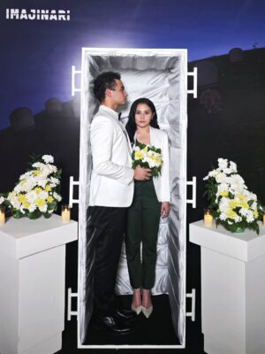 Prilly Latuconsina Instagram - Jujur bingung mau nulis apa saking bangganya aku sama Omara. Sepanjang film aku bener-bener kagum banget sama akting dia sampe bingung "kok bisa dia bawain karakter sekompleks Gema yang kesepian, menyimpan banyak kesedihan tapi dibalut komedi.
Di setiap ketawanya Gema aku bisa ngerasain sedih dan betapa sepi hidup dia makanya aku nangis dari pertengahan sampe ending karena relate banget sama gimana rasanya sepi di tengah keramaian.
Dan aku inget banget waktu Omara cerita kalo susah banget akting ngomong ke kamera tapi semalem dia berhasil bikin kita sebagai penonton masuk ke hidup Gema.
Pokoknya aku banggaaaaaanya banget banget ke kamu sayang! Ga nyangka dari nonton Jefri di Pengepungan di Bukit duri yang serem, bandel dan kasar lalu ke Gema yang 180 derajat BEDAAAAA! nunjukin betapa besarnya range emosi kamu sebagai aktor! Gilaaa sih! Aku belajar banyak dari kamu!
Dan tepuk tangan untuk Kristo dan Tjiu!!!! GILAA GAK NGERTI LAGI SAMA ISI KEPALA KALIAN! Berkali-kali aku kaya... "HAH??? KOK BISA KEPIKIRAN????" Keren banget sihhh kalian berduaaaa! Sukses bikin penonton ngerasa "dibacain" saking semua karakter punya kedekatan di hidup kita.
Pokoknya sukses yaaa buat semuanya!
Nonton ya Tinggal Meninggal 14 Agustus 2025! Kalian rasakan sendiri gimana rasanya nonton film ini!
@omara.esteghlal
@kristo.immanuel
@jessica_tjiu
