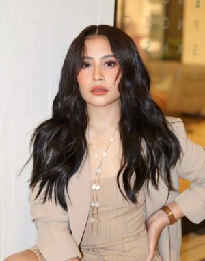 Prilly Latuconsina Instagram - My look for last night’s premiere ✨ what a night
#HanyaNamamuDalamDoaku