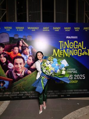 Prilly Latuconsina Instagram - Jujur bingung mau nulis apa saking bangganya aku sama Omara. Sepanjang film aku bener-bener kagum banget sama akting dia sampe bingung "kok bisa dia bawain karakter sekompleks Gema yang kesepian, menyimpan banyak kesedihan tapi dibalut komedi.
Di setiap ketawanya Gema aku bisa ngerasain sedih dan betapa sepi hidup dia makanya aku nangis dari pertengahan sampe ending karena relate banget sama gimana rasanya sepi di tengah keramaian.
Dan aku inget banget waktu Omara cerita kalo susah banget akting ngomong ke kamera tapi semalem dia berhasil bikin kita sebagai penonton masuk ke hidup Gema.
Pokoknya aku banggaaaaaanya banget banget ke kamu sayang! Ga nyangka dari nonton Jefri di Pengepungan di Bukit duri yang serem, bandel dan kasar lalu ke Gema yang 180 derajat BEDAAAAA! nunjukin betapa besarnya range emosi kamu sebagai aktor! Gilaaa sih! Aku belajar banyak dari kamu!
Dan tepuk tangan untuk Kristo dan Tjiu!!!! GILAA GAK NGERTI LAGI SAMA ISI KEPALA KALIAN! Berkali-kali aku kaya... "HAH??? KOK BISA KEPIKIRAN????" Keren banget sihhh kalian berduaaaa! Sukses bikin penonton ngerasa "dibacain" saking semua karakter punya kedekatan di hidup kita.
Pokoknya sukses yaaa buat semuanya!
Nonton ya Tinggal Meninggal 14 Agustus 2025! Kalian rasakan sendiri gimana rasanya nonton film ini!
@omara.esteghlal
@kristo.immanuel
@jessica_tjiu