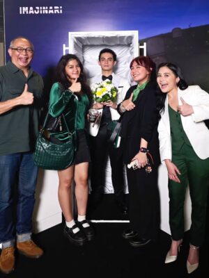 Prilly Latuconsina Instagram - Jujur bingung mau nulis apa saking bangganya aku sama Omara. Sepanjang film aku bener-bener kagum banget sama akting dia sampe bingung "kok bisa dia bawain karakter sekompleks Gema yang kesepian, menyimpan banyak kesedihan tapi dibalut komedi.
Di setiap ketawanya Gema aku bisa ngerasain sedih dan betapa sepi hidup dia makanya aku nangis dari pertengahan sampe ending karena relate banget sama gimana rasanya sepi di tengah keramaian.
Dan aku inget banget waktu Omara cerita kalo susah banget akting ngomong ke kamera tapi semalem dia berhasil bikin kita sebagai penonton masuk ke hidup Gema.
Pokoknya aku banggaaaaaanya banget banget ke kamu sayang! Ga nyangka dari nonton Jefri di Pengepungan di Bukit duri yang serem, bandel dan kasar lalu ke Gema yang 180 derajat BEDAAAAA! nunjukin betapa besarnya range emosi kamu sebagai aktor! Gilaaa sih! Aku belajar banyak dari kamu!
Dan tepuk tangan untuk Kristo dan Tjiu!!!! GILAA GAK NGERTI LAGI SAMA ISI KEPALA KALIAN! Berkali-kali aku kaya... "HAH??? KOK BISA KEPIKIRAN????" Keren banget sihhh kalian berduaaaa! Sukses bikin penonton ngerasa "dibacain" saking semua karakter punya kedekatan di hidup kita.
Pokoknya sukses yaaa buat semuanya!
Nonton ya Tinggal Meninggal 14 Agustus 2025! Kalian rasakan sendiri gimana rasanya nonton film ini!
@omara.esteghlal
@kristo.immanuel
@jessica_tjiu