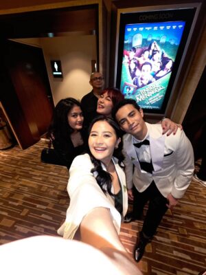 Prilly Latuconsina Instagram - Jujur bingung mau nulis apa saking bangganya aku sama Omara. Sepanjang film aku bener-bener kagum banget sama akting dia sampe bingung "kok bisa dia bawain karakter sekompleks Gema yang kesepian, menyimpan banyak kesedihan tapi dibalut komedi.
Di setiap ketawanya Gema aku bisa ngerasain sedih dan betapa sepi hidup dia makanya aku nangis dari pertengahan sampe ending karena relate banget sama gimana rasanya sepi di tengah keramaian.
Dan aku inget banget waktu Omara cerita kalo susah banget akting ngomong ke kamera tapi semalem dia berhasil bikin kita sebagai penonton masuk ke hidup Gema.
Pokoknya aku banggaaaaaanya banget banget ke kamu sayang! Ga nyangka dari nonton Jefri di Pengepungan di Bukit duri yang serem, bandel dan kasar lalu ke Gema yang 180 derajat BEDAAAAA! nunjukin betapa besarnya range emosi kamu sebagai aktor! Gilaaa sih! Aku belajar banyak dari kamu!
Dan tepuk tangan untuk Kristo dan Tjiu!!!! GILAA GAK NGERTI LAGI SAMA ISI KEPALA KALIAN! Berkali-kali aku kaya... "HAH??? KOK BISA KEPIKIRAN????" Keren banget sihhh kalian berduaaaa! Sukses bikin penonton ngerasa "dibacain" saking semua karakter punya kedekatan di hidup kita.
Pokoknya sukses yaaa buat semuanya!
Nonton ya Tinggal Meninggal 14 Agustus 2025! Kalian rasakan sendiri gimana rasanya nonton film ini!
@omara.esteghlal
@kristo.immanuel
@jessica_tjiu