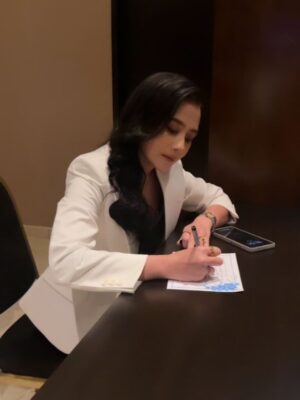 Prilly Latuconsina Instagram - Jujur bingung mau nulis apa saking bangganya aku sama Omara. Sepanjang film aku bener-bener kagum banget sama akting dia sampe bingung "kok bisa dia bawain karakter sekompleks Gema yang kesepian, menyimpan banyak kesedihan tapi dibalut komedi. 

Di setiap ketawanya Gema aku bisa ngerasain sedih dan betapa sepi hidup dia makanya aku nangis dari pertengahan sampe ending karena relate banget sama gimana rasanya sepi di tengah keramaian.
Dan aku inget banget waktu Omara cerita kalo susah banget akting ngomong ke kamera tapi semalem dia berhasil bikin kita sebagai penonton masuk ke hidup Gema. 

Pokoknya aku banggaaaaaanya banget banget ke kamu sayang! Ga nyangka dari nonton Jefri di Pengepungan di Bukit duri yang serem, bandel dan kasar lalu ke Gema yang 180 derajat BEDAAAAA! nunjukin betapa besarnya range emosi kamu sebagai aktor! Gilaaa sih! Aku belajar banyak dari kamu! 

Dan tepuk tangan untuk Kristo dan Tjiu!!!! GILAA GAK NGERTI LAGI SAMA ISI KEPALA KALIAN! Berkali-kali aku kaya... "HAH??? KOK BISA KEPIKIRAN????" Keren banget sihhh kalian berduaaaa! Sukses bikin penonton ngerasa "dibacain" saking semua karakter punya kedekatan di  hidup kita. 

Pokoknya sukses yaaa buat semuanya!
Nonton ya Tinggal Meninggal 14 Agustus 2025! Kalian rasakan sendiri gimana rasanya nonton film ini! 

@omara.esteghlal
@kristo.immanuel 
@jessica_tjiu