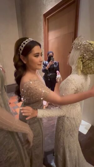 Prilly Latuconsina Instagram - Happy birthday untuk sahabatku dari gadis sampe sekarang udah jadi ibu anak 1! 
Semakin lama bersahabat semakin ga ada foto berdua karena kalo ketemu kita fokus update kehidupan.

Tapi gue ada video ini. Salah satu contoh di mana gue harus selalu ikutan repot sama agenda hidup lo dari SMA sampe sekarang! 

Dan karena gue jadi bagian dari hidup lo belasan tahun ini, gue semakin berdoa untuk lo bahagia karena lo pantes menjadi manusia paling bahagia! Jadi doa gue semoga kemanapun lo melangkah, lo selalu bisa menciptakan kebahagiaan lo sendiri dan semoga semua wishlist lo tahun ini tercapai dan kita bisa lewatin semua bareng-bareng! I LOVE YOUUUUU @juliaindah__ 🩷