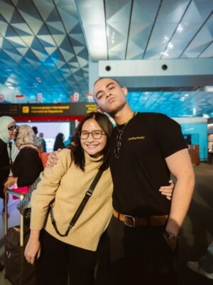 Prilly Latuconsina Instagram - Tepat 2 tahun yang lalu. 7 September 2023.
Di kala itu kami masih bekawan, akan tetapi setiap kali kami mencoba mengingat masa itu (di saat aku datang ikut serta mengantarkan cast-cast Budi Pekerti yang pergi ke Toronto) kami selalu merasa bahwa ada kehangatan dan kedekatan yang istimewa di antara kami berdua, walau saat itu kami tidak menyadari hal itu.
Entah mengapa kami berdua mengatakan "I'm going to miss you" walau sebelumnya jarang bertemu, walau sebelumnya hanya bertukar-cerita.
Entah mengapa kami berpelukan erat di saat berpamitan.
Entah mengapa aku berulang-ulang mengatakan "You take care, ok?"
Entah mengapa Prilly merasa harus ada foto berdua denganku, dan @armanfebryan mengabadikan foto seperti di Slide 1.
Entah mengapa rasanya bukan seperti kawan biasa, walaupun tidak sadar.
2 tahun setelahnya, hari ini, kami mengerti mengapa. Momen airport ini akan selalu menjadi tanggal sakral yang sering kami bicarakan berdua.
Ada satu percakapan antara aku dan Prilly di hari itu, yang masih dirahasiakan hingga hari ini. Jika kalian bisa menebaknya, hebat! Silahkan...