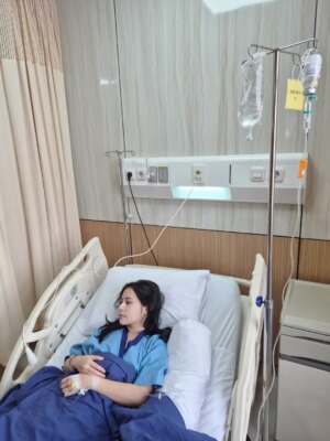 Prilly Latuconsina Instagram - Ternyata tubuh sudah lama kasih “alarm” untuk istirahat, tapi sering aku abaikan. Akhirnya tumbang juga, apalagi dengan kondisi pemberitaan yang bikin stres belakangan ini.
Sebenarnya aku sering sakit tapi diam-diam infus di apartment atau di lokasi dan tetap lanjut kerja karena nggak enak kalau harus batalkan jadwal—takut mengecewakan orang lain. Bahkan semalam, saat dokter bilang harus opname, refleks aku masih nanya: “Nggak boleh shooting dulu dok?” 😅
Tolong jangan ditiru ya.
Kali ini aku belajar untuk benar-benar memprioritaskan tubuh, karena salah satu “obatnya” memang harus bedrest. Jadi aku mau off main handphone dulu yaa. Aku mohon maaf untuk semua pekerjaan yang terpaksa harus aku batalkan. Semoga tidak terlalu mengecewakan.
Buat kalian juga, jangan pernah abaikan sinyal yang tubuh kasih. Bagaimanapun, tubuh inilah yang setiap hari menopang kita—dia juga butuh kita jaga dan prioritaskan.
Stay healthy and safe, semuanya. ❤️
