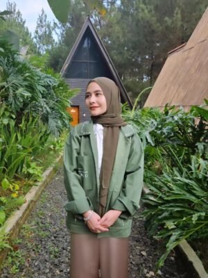 Prilly Latuconsina Instagram - Disclaimer dulu: Hanya Namamu Dalam Doaku bukan film religi. Kami tidak mengajarkan agama lewat film ini. Ini adalah drama keluarga yang kami kemas dengan hangat, menyentuh, dan penuh makna.
Namun, saat melakukan special screening bersama beberapa komunitas, kami justru mendapatkan respon luar biasa! Bahkan, pesan kunci yang ada dalam film ini menjadi bahan diskusi di beberapa kajian.
Sebelumnya, kami sempat berbincang bersama Ustadz @salimafillah_official, dan kali ini kami berkesempatan berdialog dengan Ustadzah @haneenakira untuk membahas tema berumah tangga — dari sudut pandang suami, istri, hingga anak.
Terima kasih atas apresiasi dan sambutan hangatnya. Semoga nilai-nilai yang kami coba sampaikan bisa menyentuh hati para penonton, dan memberikan makna baru dalam memaknai keluarga.
🎬 Hanya Namamu Dalam Doaku
🗓️ 21 Agustus 2025
📍 Hanya di Bioskop