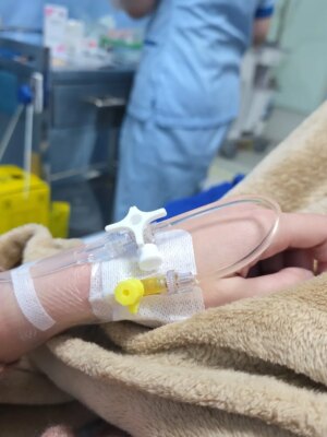 Prilly Latuconsina Instagram - Ternyata tubuh sudah lama kasih “alarm” untuk istirahat, tapi sering aku abaikan. Akhirnya tumbang juga, apalagi dengan kondisi pemberitaan yang bikin stres belakangan ini.
Sebenarnya aku sering sakit tapi diam-diam infus di apartment atau di lokasi dan tetap lanjut kerja karena nggak enak kalau harus batalkan jadwal—takut mengecewakan orang lain. Bahkan semalam, saat dokter bilang harus opname, refleks aku masih nanya: “Nggak boleh shooting dulu dok?” 😅
Tolong jangan ditiru ya.
Kali ini aku belajar untuk benar-benar memprioritaskan tubuh, karena salah satu “obatnya” memang harus bedrest. Jadi aku mau off main handphone dulu yaa. Aku mohon maaf untuk semua pekerjaan yang terpaksa harus aku batalkan. Semoga tidak terlalu mengecewakan.
Buat kalian juga, jangan pernah abaikan sinyal yang tubuh kasih. Bagaimanapun, tubuh inilah yang setiap hari menopang kita—dia juga butuh kita jaga dan prioritaskan.
Stay healthy and safe, semuanya. ❤️