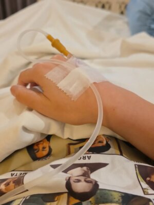 Prilly Latuconsina Instagram - Ternyata tubuh sudah lama kasih “alarm” untuk istirahat, tapi sering aku abaikan. Akhirnya tumbang juga, apalagi dengan kondisi pemberitaan yang bikin stres belakangan ini.
Sebenarnya aku sering sakit tapi diam-diam infus di apartment atau di lokasi dan tetap lanjut kerja karena nggak enak kalau harus batalkan jadwal—takut mengecewakan orang lain. Bahkan semalam, saat dokter bilang harus opname, refleks aku masih nanya: “Nggak boleh shooting dulu dok?” 😅
Tolong jangan ditiru ya.
Kali ini aku belajar untuk benar-benar memprioritaskan tubuh, karena salah satu “obatnya” memang harus bedrest. Jadi aku mau off main handphone dulu yaa. Aku mohon maaf untuk semua pekerjaan yang terpaksa harus aku batalkan. Semoga tidak terlalu mengecewakan.
Buat kalian juga, jangan pernah abaikan sinyal yang tubuh kasih. Bagaimanapun, tubuh inilah yang setiap hari menopang kita—dia juga butuh kita jaga dan prioritaskan.
Stay healthy and safe, semuanya. ❤️