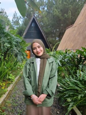 Prilly Latuconsina Instagram - Disclaimer dulu: Hanya Namamu Dalam Doaku bukan film religi. Kami tidak mengajarkan agama lewat film ini. Ini adalah drama keluarga yang kami kemas dengan hangat, menyentuh, dan penuh makna.
Namun, saat melakukan special screening bersama beberapa komunitas, kami justru mendapatkan respon luar biasa! Bahkan, pesan kunci yang ada dalam film ini menjadi bahan diskusi di beberapa kajian.
Sebelumnya, kami sempat berbincang bersama Ustadz @salimafillah_official, dan kali ini kami berkesempatan berdialog dengan Ustadzah @haneenakira untuk membahas tema berumah tangga — dari sudut pandang suami, istri, hingga anak.
Terima kasih atas apresiasi dan sambutan hangatnya. Semoga nilai-nilai yang kami coba sampaikan bisa menyentuh hati para penonton, dan memberikan makna baru dalam memaknai keluarga.
🎬 Hanya Namamu Dalam Doaku
🗓️ 21 Agustus 2025
📍 Hanya di Bioskop