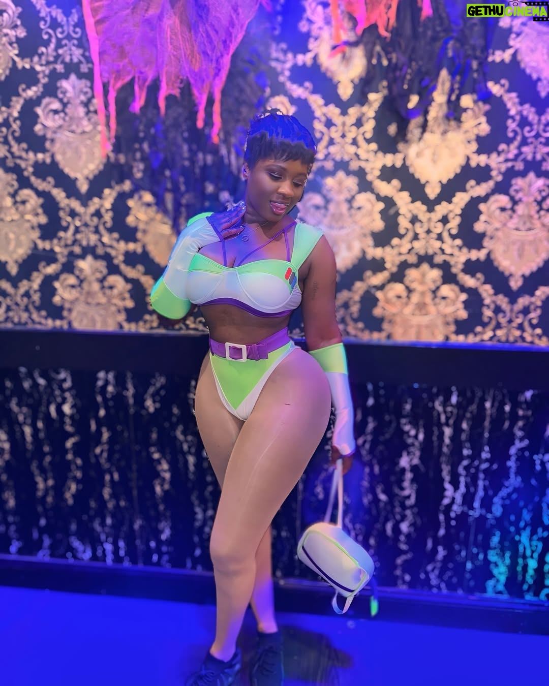 Princess Shingle - 5.5K Likes - Happy new month y’all ❤️🥰🤩. 
Who can guess what I was for Halloween 👻 🎃?