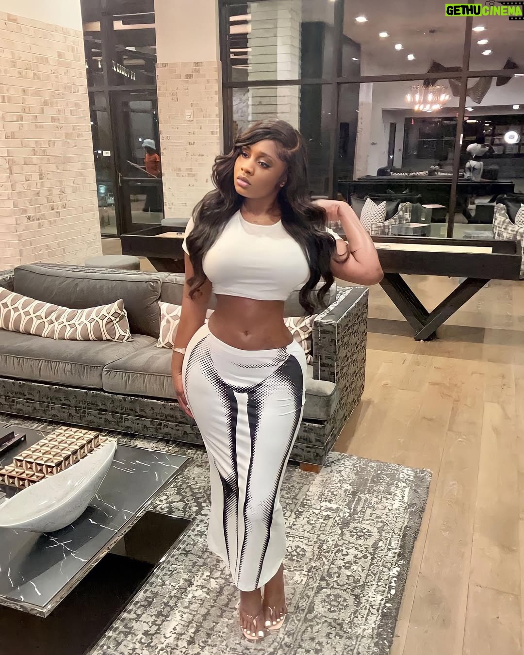 Princess Shingle - 12.2K Likes - Soft girl era 🥰❤️❤️😍 

Tell me your favorite slide ❤️❤️🥰