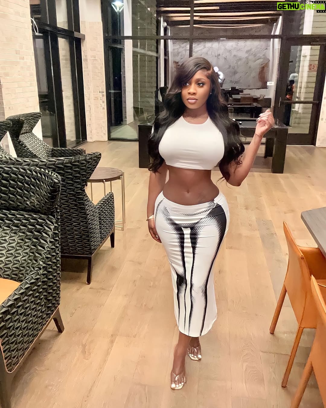 Princess Shingle - 12.2K Likes - Soft girl era 🥰❤️❤️😍 

Tell me your favorite slide ❤️❤️🥰