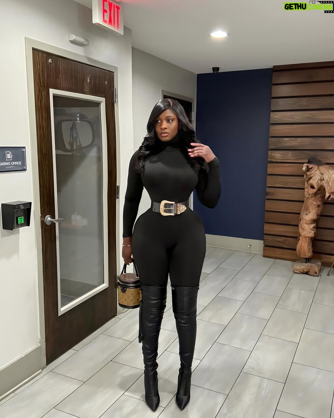 Princess Shingle - 4.9K Likes - Who says being covered up from head to toe can’t be sexy . 🖤🖤🖤🖤 

Waist snatched by @snatchedbyprincess 

Swipe left 🤩 and don’t you dare laugh at my dancing skills 😂🖤😂