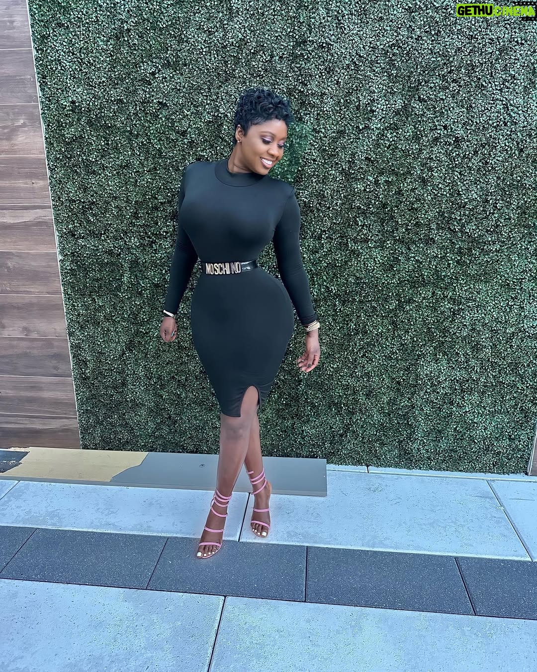 Princess Shingle - 5.1K Likes - Delete the old version of me in your head , it expired 🖤🖤🖤🖤🖤 
tell me ur favorite slide 🖤🖤
Waist snatched by @snatchedbyprincess