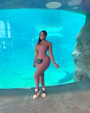 Princess Shingle Instagram - Being single is a choice for women, there is no such thing as she can’t get a man .
A man is the easiest thing to get 🤣😂🤪. #just4laughs
Waisted by @snatchedbyprincess
Glowing skin by @susanchanelbeauty