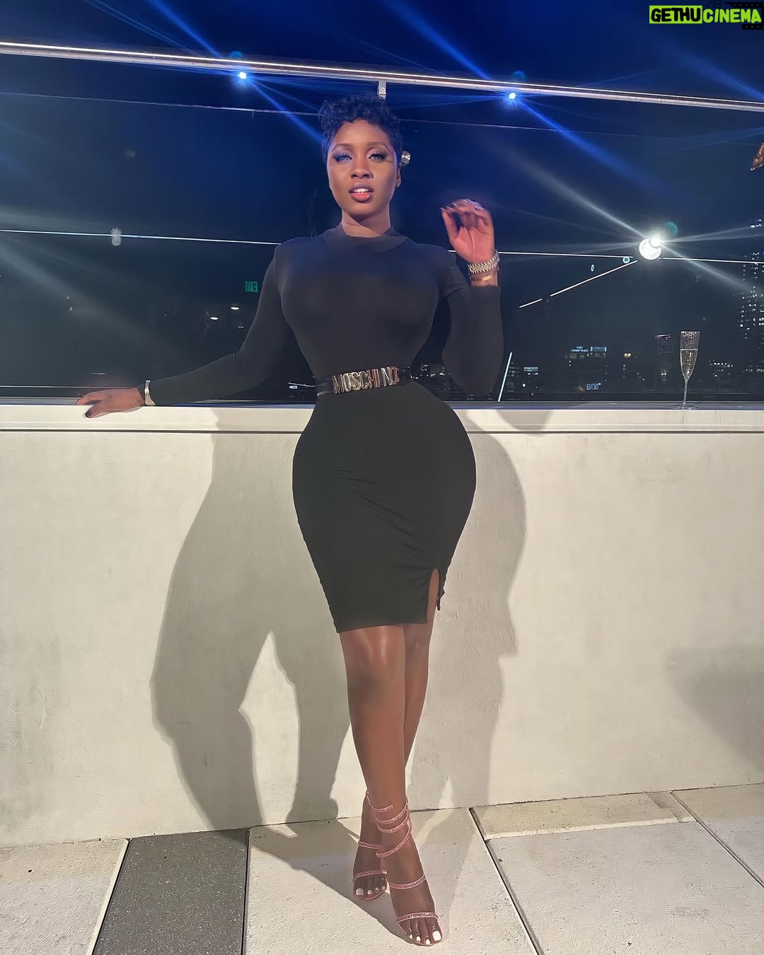 Princess Shingle - 5.1K Likes - Delete the old version of me in your head , it expired 🖤🖤🖤🖤🖤 
tell me ur favorite slide 🖤🖤
Waist snatched by @snatchedbyprincess