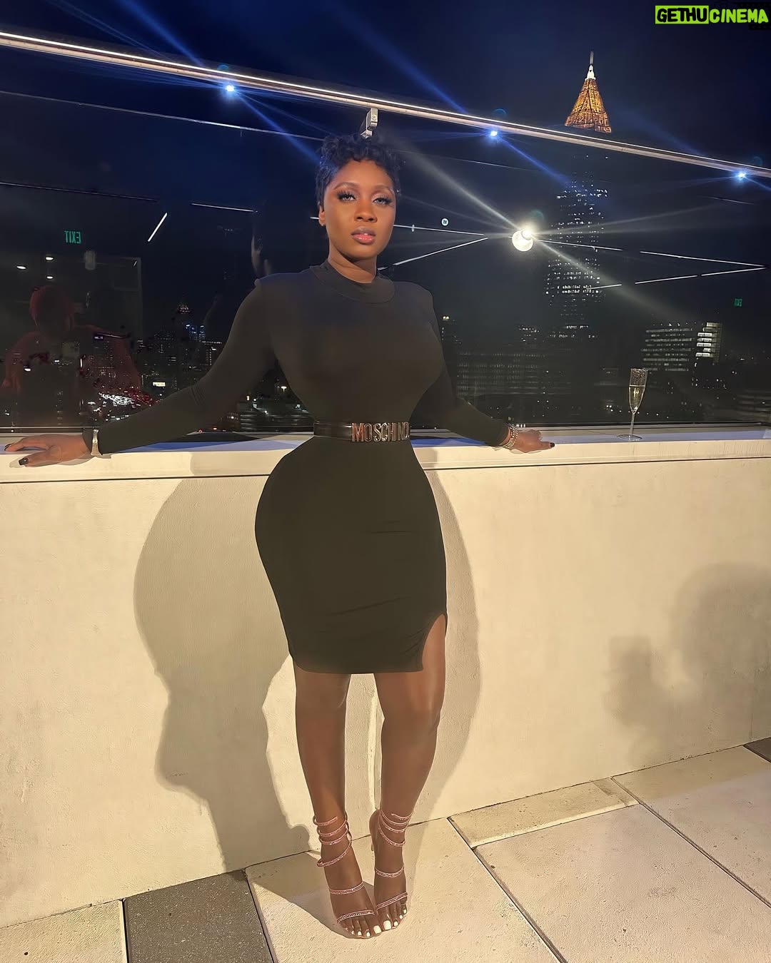 Princess Shingle - 5.1K Likes - Delete the old version of me in your head , it expired 🖤🖤🖤🖤🖤 
tell me ur favorite slide 🖤🖤
Waist snatched by @snatchedbyprincess