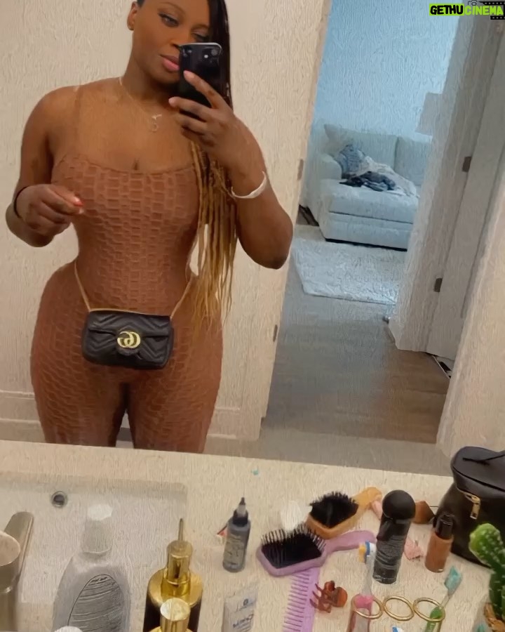 Princess Shingle - 9.1K Likes - Being single is a choice for women, there is no such thing as she can’t get a man . 
A man is the easiest thing to get 🤣😂🤪. #just4laughs 

Waisted by @snatchedbyprincess 
Glowing skin by @susanchanelbeauty