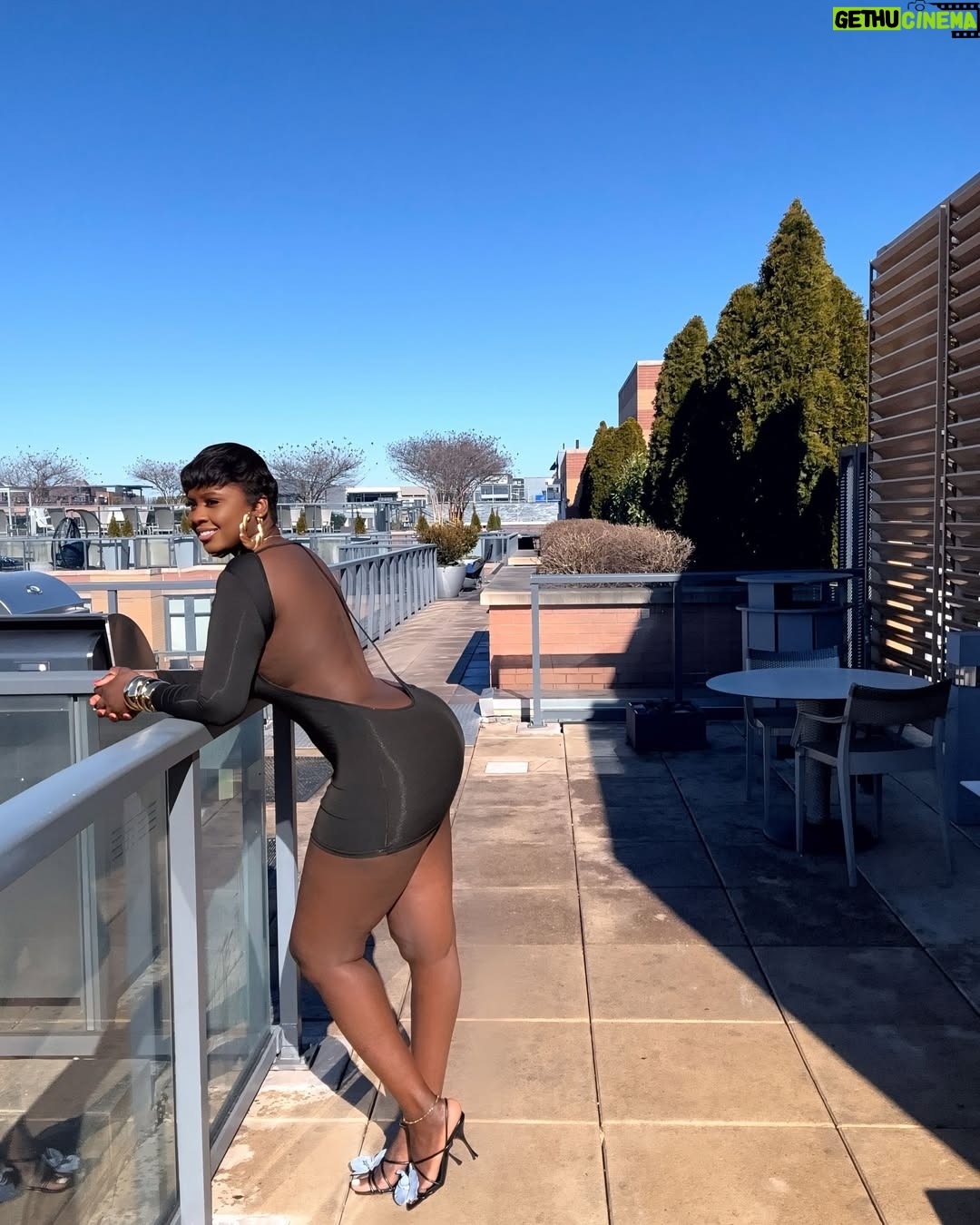 Princess Shingle - 8.3K Likes - Little black dress 🖤🖤 
WCW 🖤