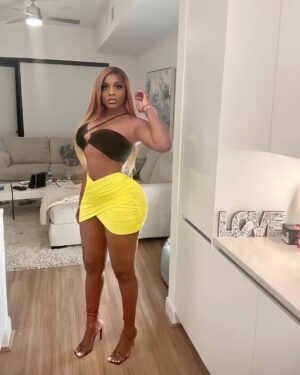 Princess Shingle Instagram - UNAVAILABLE !!! 💛💛💛💛
Glowing skin @susanchanelbeauty
Waist @snatchedbyprincess