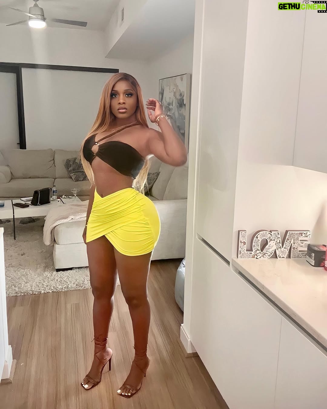 Princess Shingle - 5.3K Likes - UNAVAILABLE !!! 💛💛💛💛

Glowing skin @susanchanelbeauty 
Waist @snatchedbyprincess