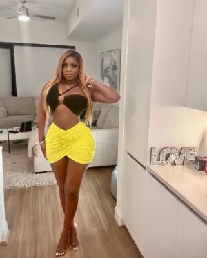 Princess Shingle Instagram - UNAVAILABLE !!! 💛💛💛💛
Glowing skin @susanchanelbeauty
Waist @snatchedbyprincess