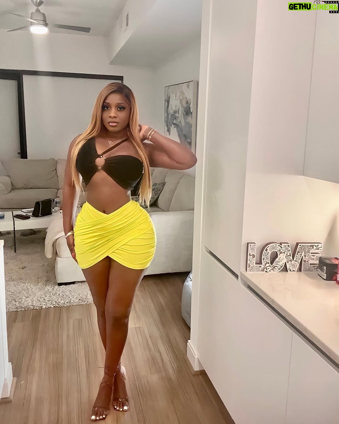 Princess Shingle - 5.3K Likes - UNAVAILABLE !!! 💛💛💛💛

Glowing skin @susanchanelbeauty 
Waist @snatchedbyprincess