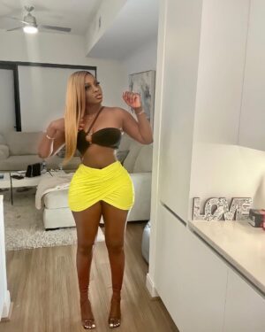 Princess Shingle Instagram - UNAVAILABLE !!! 💛💛💛💛
Glowing skin @susanchanelbeauty
Waist @snatchedbyprincess