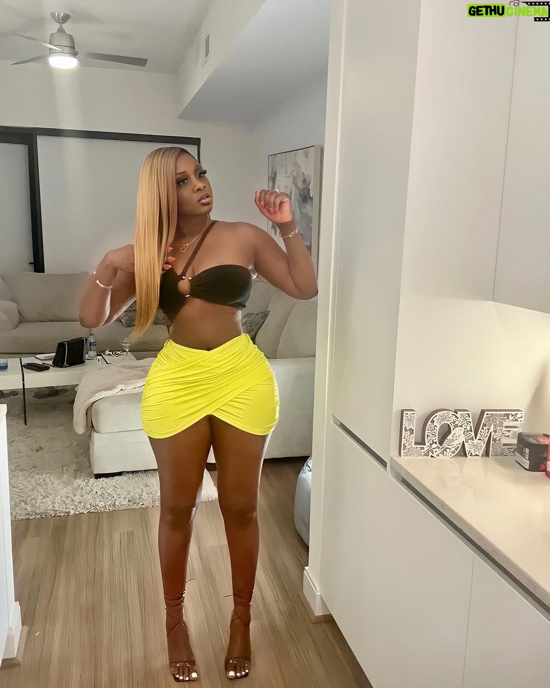 Princess Shingle - 5.3K Likes - UNAVAILABLE !!! 💛💛💛💛

Glowing skin @susanchanelbeauty 
Waist @snatchedbyprincess