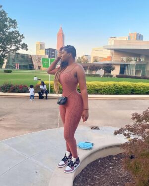 Princess Shingle Instagram - Being single is a choice for women, there is no such thing as she can’t get a man .
A man is the easiest thing to get 🤣😂🤪. #just4laughs
Waisted by @snatchedbyprincess
Glowing skin by @susanchanelbeauty
