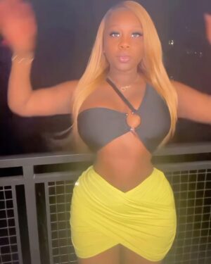 Princess Shingle Instagram - UNAVAILABLE !!! 💛💛💛💛

Glowing skin @susanchanelbeauty 
Waist @snatchedbyprincess