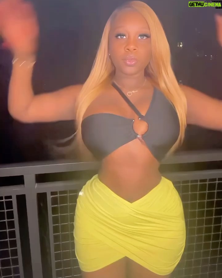 Princess Shingle - 5.3K Likes - UNAVAILABLE !!! 💛💛💛💛

Glowing skin @susanchanelbeauty 
Waist @snatchedbyprincess