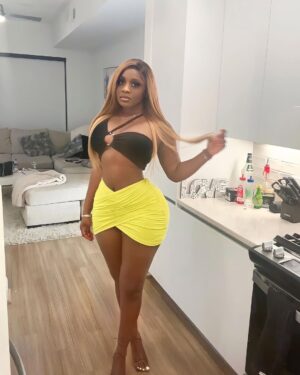 Princess Shingle Instagram - UNAVAILABLE !!! 💛💛💛💛
Glowing skin @susanchanelbeauty
Waist @snatchedbyprincess