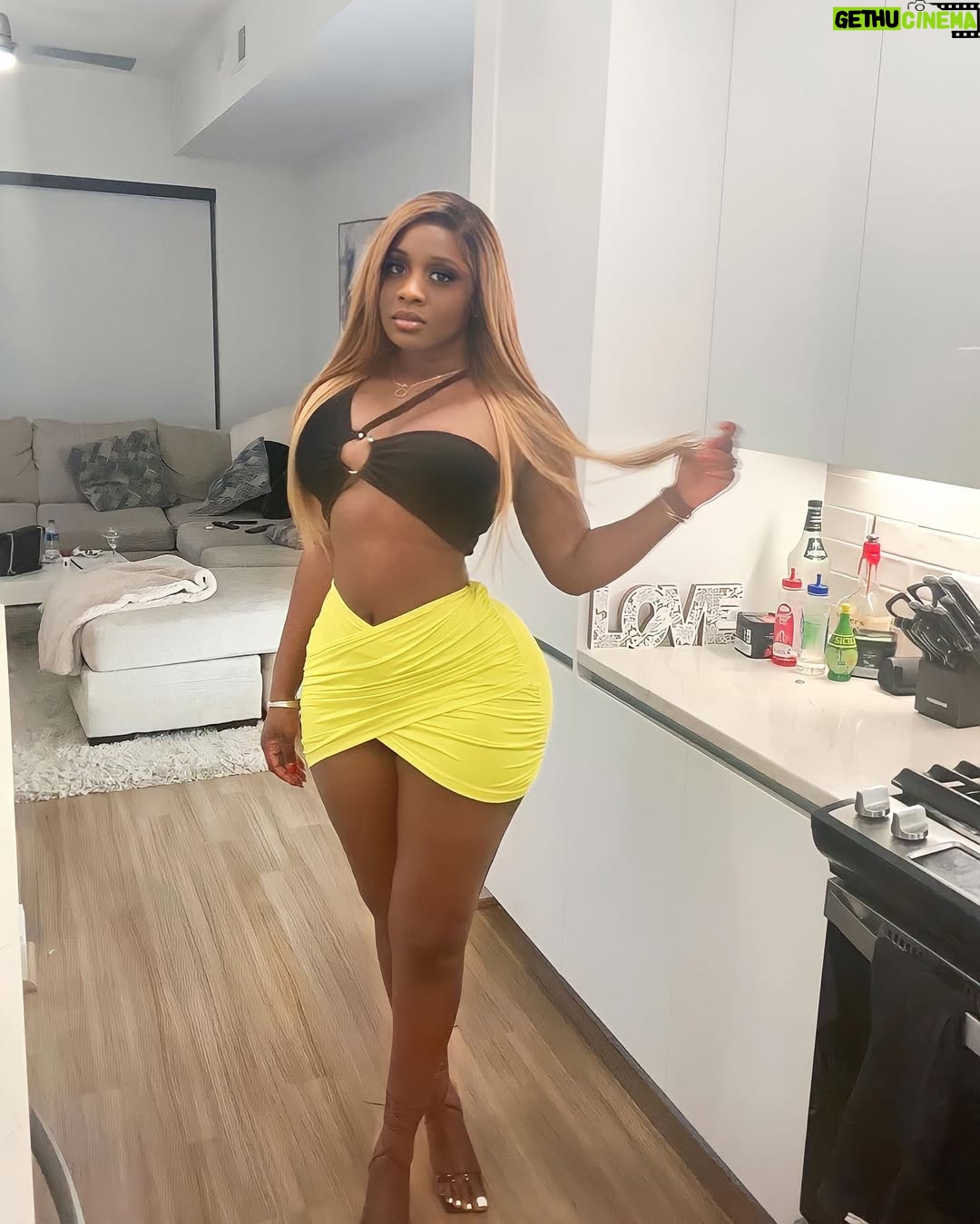 Princess Shingle - 5.3K Likes - UNAVAILABLE !!! 💛💛💛💛

Glowing skin @susanchanelbeauty 
Waist @snatchedbyprincess