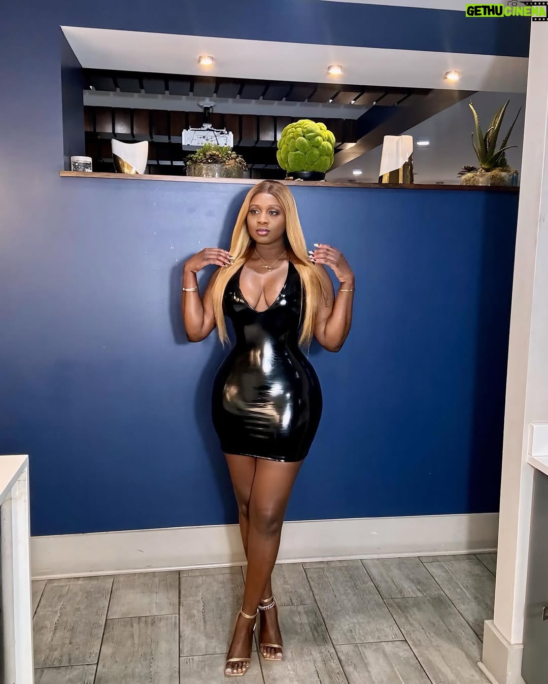 Princess Shingle - 5.6K Likes - I carry God so I fear nothing ❤️🥰❤️ 

Glowing skin by @susanchanelbeauty