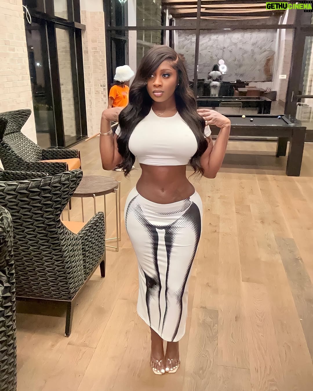 Princess Shingle - 12.2K Likes - Soft girl era 🥰❤️❤️😍 

Tell me your favorite slide ❤️❤️🥰