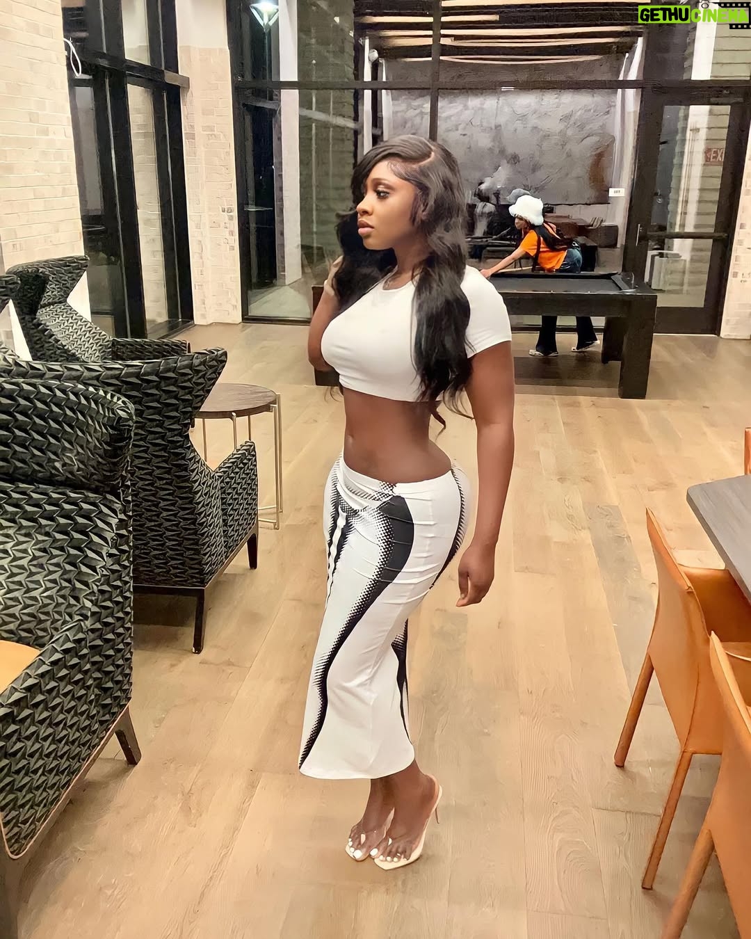 Princess Shingle - 12.2K Likes - Soft girl era 🥰❤️❤️😍 

Tell me your favorite slide ❤️❤️🥰