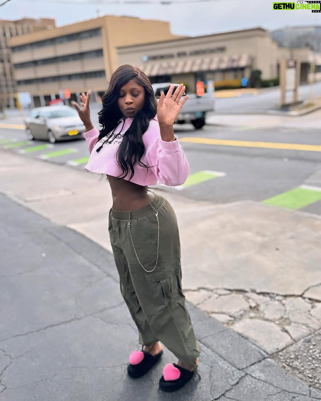 Princess Shingle - 9.8K Likes - She holds it down,up and together. 
She’s a goddess 👑 🩷💘 #gambianprincess🇬🇲👸