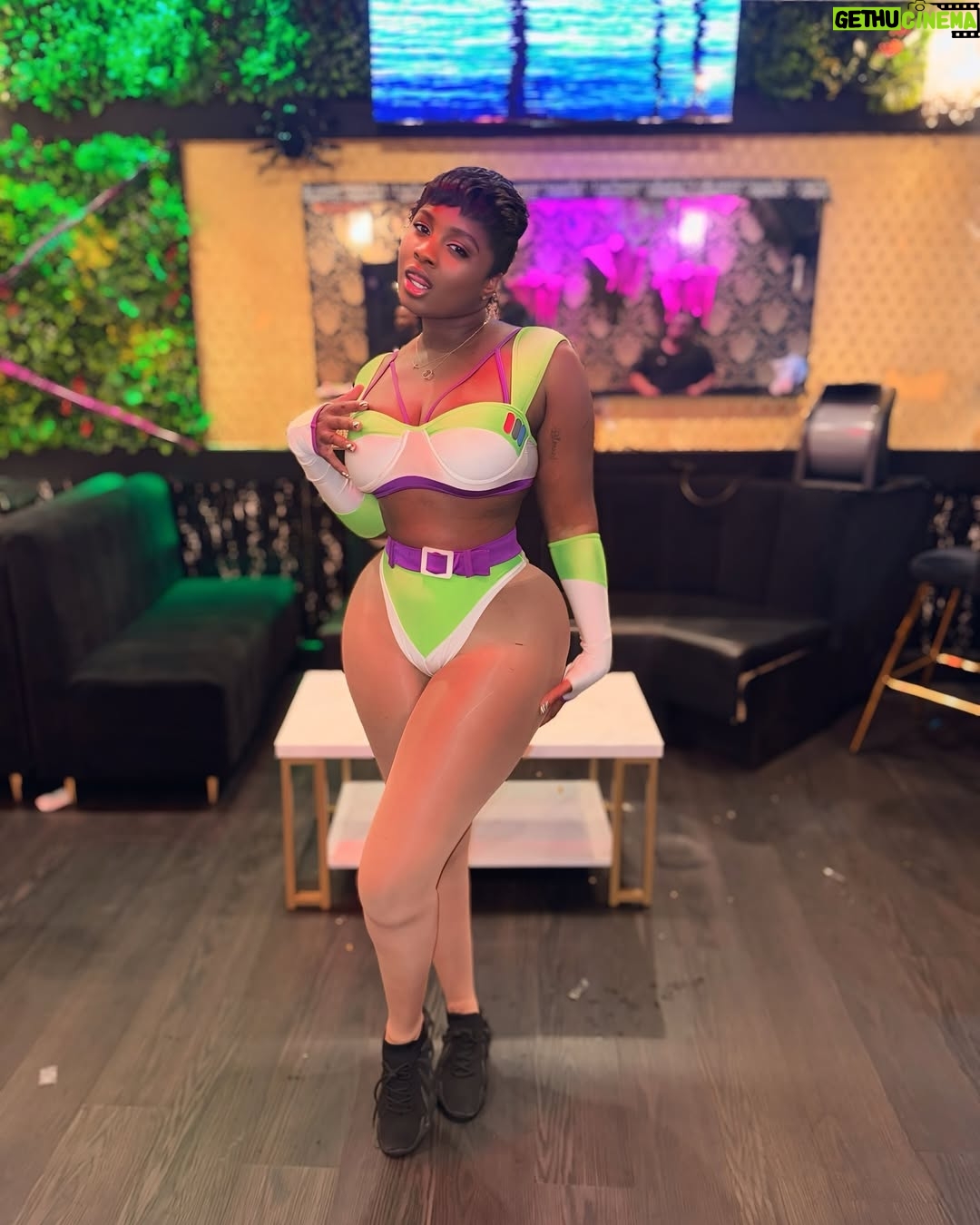 Princess Shingle - 5.5K Likes - Happy new month y’all ❤️🥰🤩. 
Who can guess what I was for Halloween 👻 🎃?