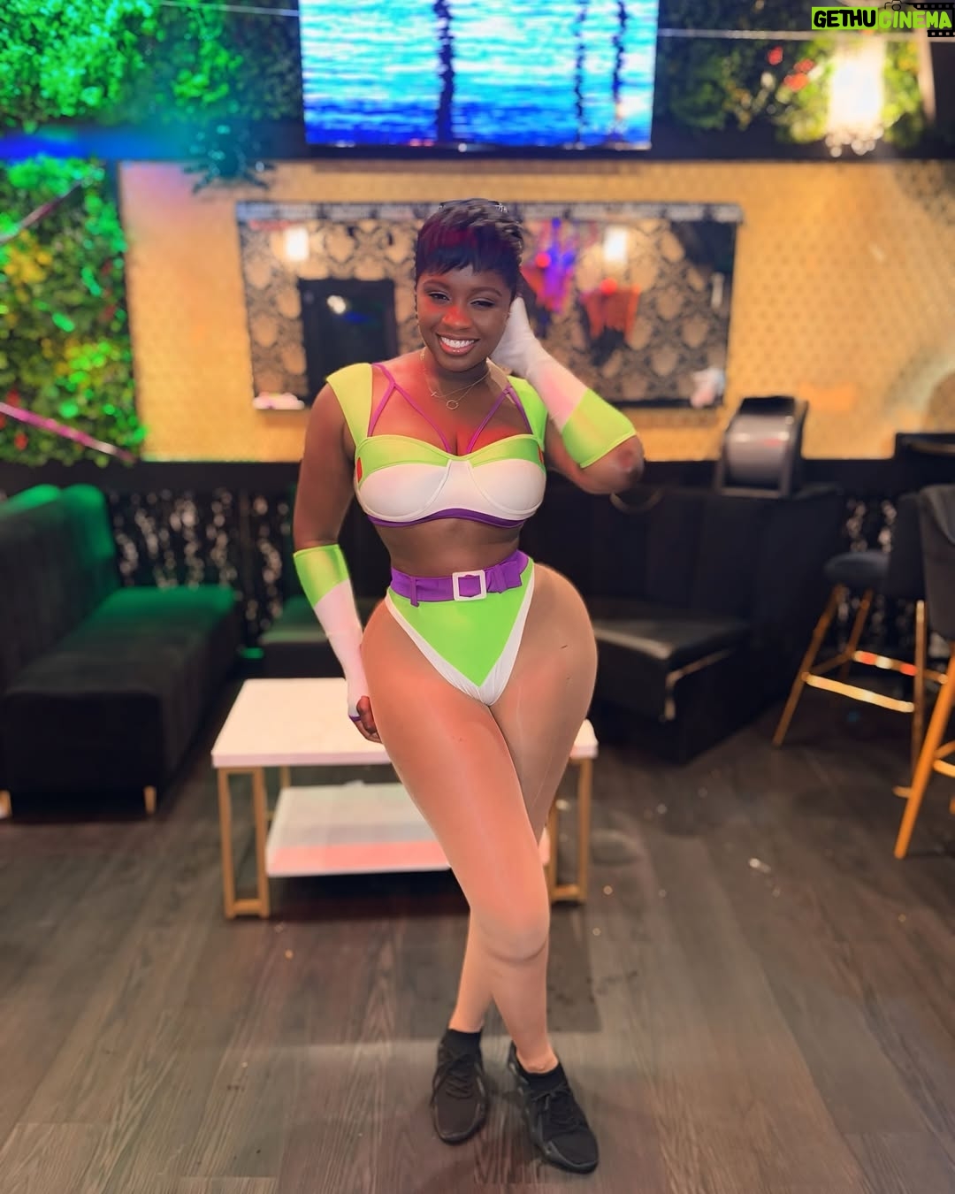 Princess Shingle - 5.5K Likes - Happy new month y’all ❤️🥰🤩. 
Who can guess what I was for Halloween 👻 🎃?