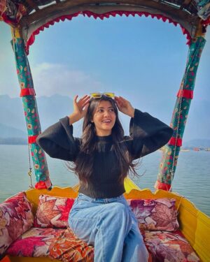Princy Khatiwada Instagram - Me imagining him praising my inner beauty like this✨😌
📸: @apna_casting_vala sir😎
.
.
#kashmir #dallakesrinagar